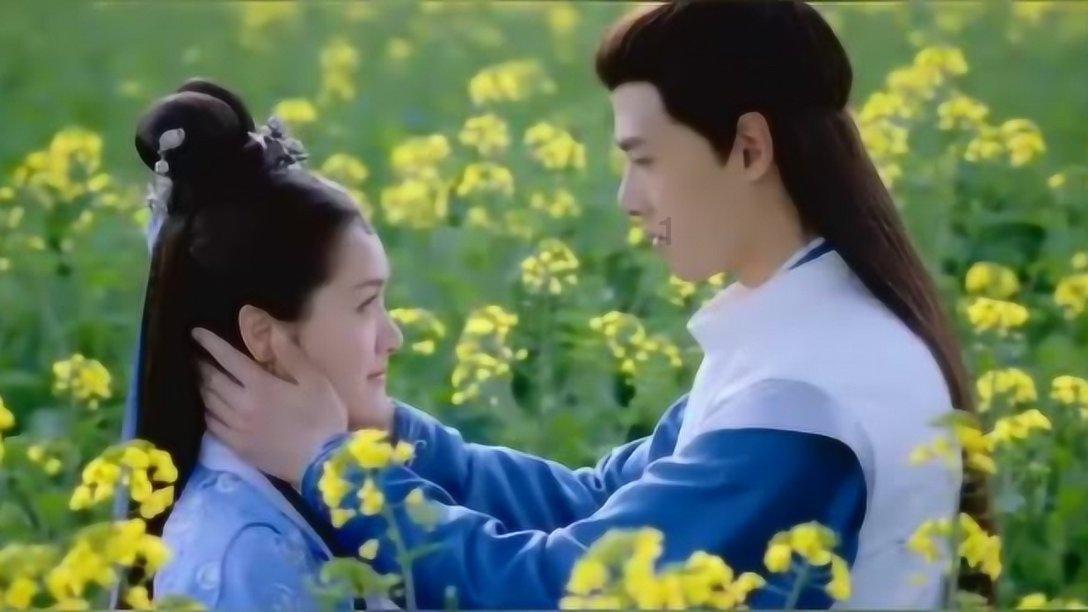 黄磊老婆晒多多妹妹臭美照，偷穿妈妈高跟鞋，配碎花裙复古俏皮